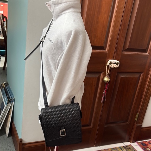 Kenneth Cole   Crossbody bag woven front leather Black /Silvertone back zip pock - Picture 3 of 17